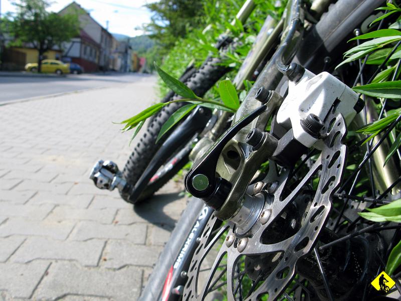 foto 005.jpg - Wszystko było ustawiane pod ten wyjazd, teraz gdy to wspominam to wiem, że ludzka determinacja potrafi czynić cuda. Jesteśmy w Rajczy (Beskid Żywiecki). Plan jest dość prosty -> dojechać / dopchać rowery na Wielką Raczę :)